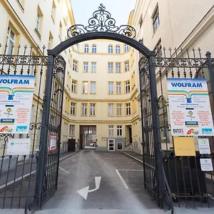 Margareten Long Apartment
